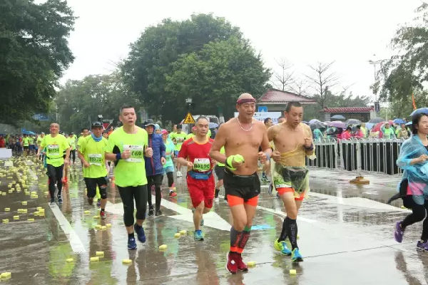 清马丨冒雨前行,向更好的乐动网页版登录入口_乐动(中国)
奔跑_En4165.png