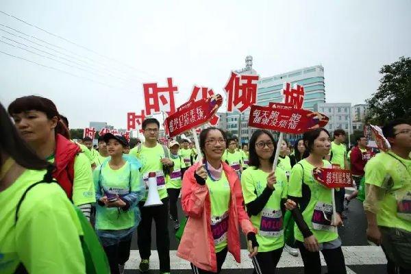 清马丨冒雨前行,向更好的乐动网页版登录入口_乐动(中国)
奔跑_En2566.png