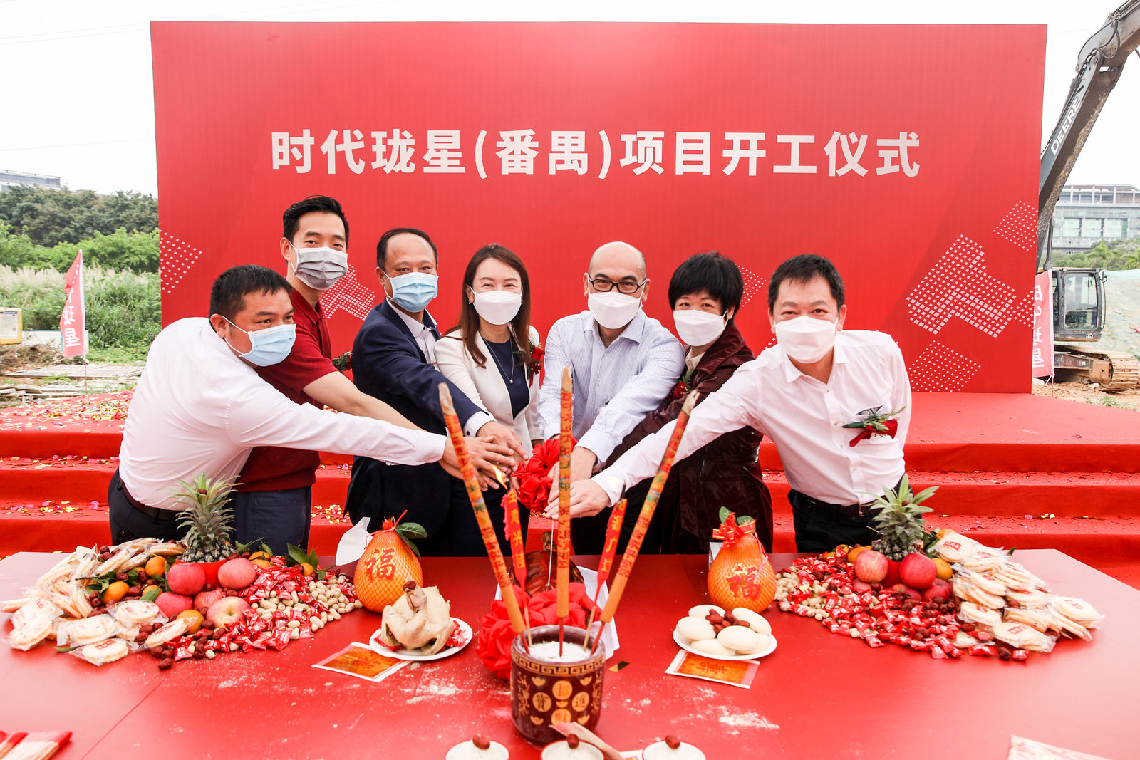 图4 管理层齐切乳猪照片.jpg