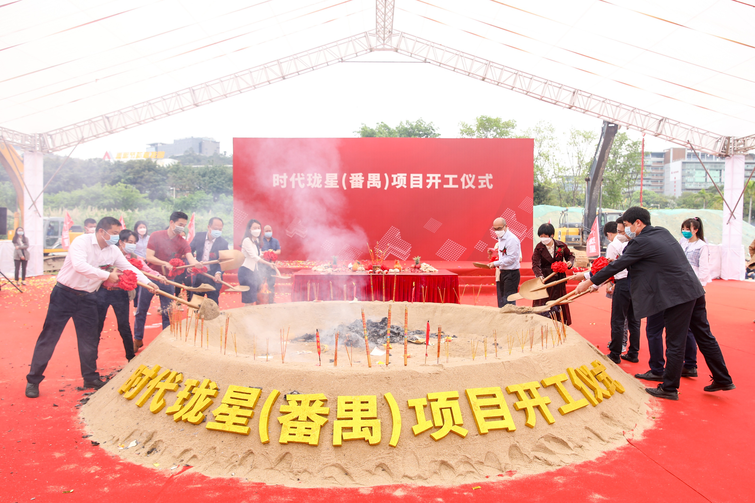 图5 管理层培土照片.jpg